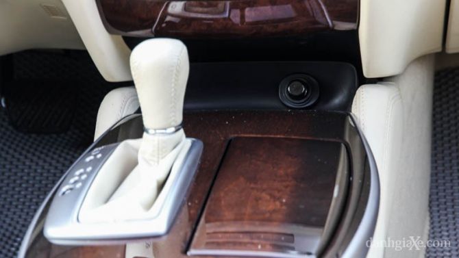 Bảng tablo được ốp gỗ giúp tăng độ sang trong cabin xe, dễ dàng vệ sinh khi bị bám bẩn