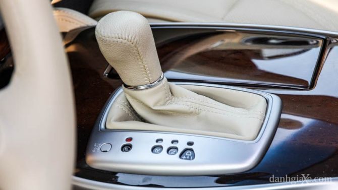 Hộp số vô cấp (CVT) điều khiển điện tử.  Chế độ số tay cho phép lựa chọn tuần tự các cấp số.