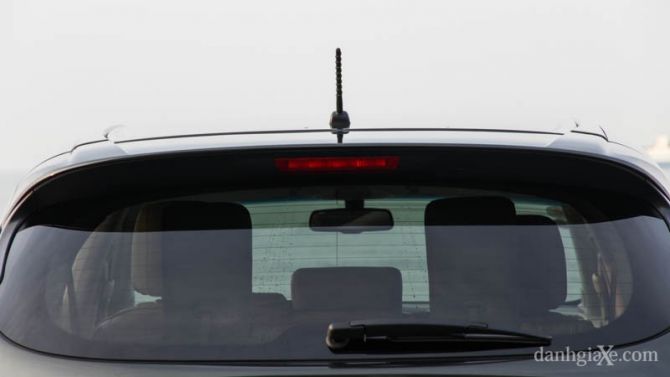 Cánh lướt gió thể thao tích hợp đèn phanh thứ 3 trên cao