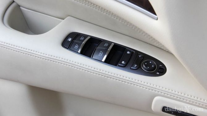 Cụm phím bấm điều khiển cửa kính và gương chiếu hậu chỉnh điện, gập điện trên xe