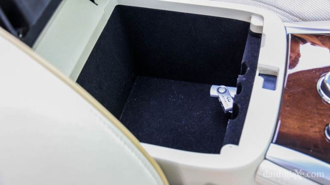 Xe trang bị các cổng kết nối đa phương tiện USB, AUX, kết nối Bluetooth