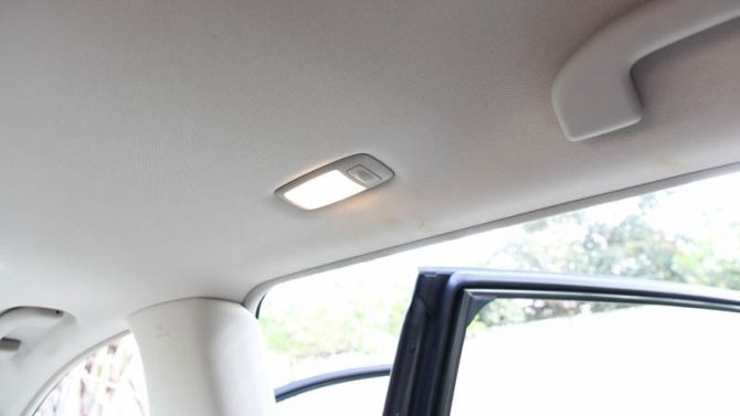Đèn trần xe hàng ghế sau được bố trí hai bên