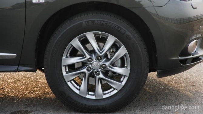 Xe trang bị lazang hợp kim thiết kế thể thao có kích thước 18'' đi cùng lốp xe có kích thước 235/65 R18