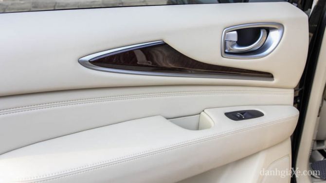 Gác tay và lẫy mở cửa sau xe