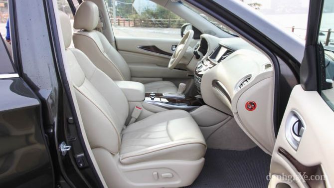 Hai vị trí ghế trước được điều chỉnh điện, riên vị trí ghế lái được tích hợp bộ nhớ vị trí ghế khi tài xế bấm nút khởi động động cơ