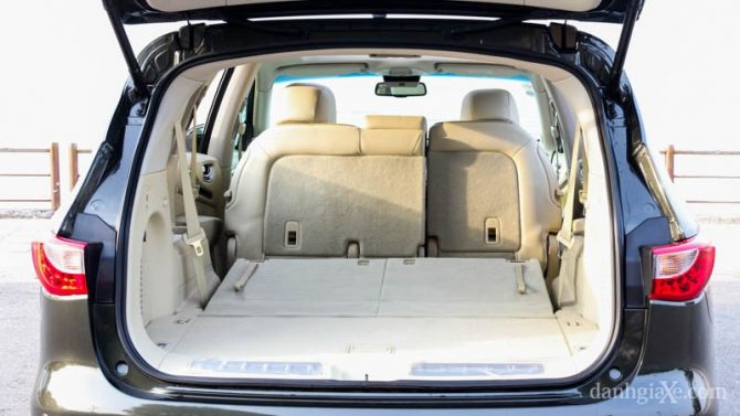 Khoang hành lý phẳng rộng rãi khi hàng ghế thứ 3 gập lại