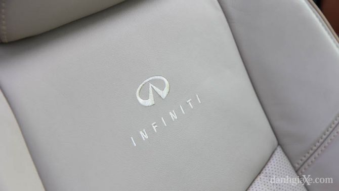 Logo Infiniti được thêu tinh tế trên lưng ghế giúp tăng tính sang trọng cho cabin xe