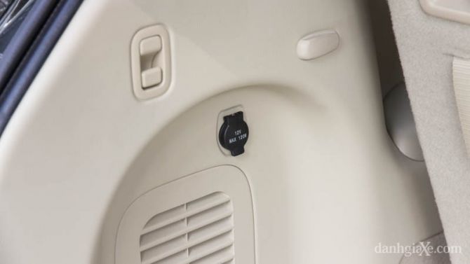 Các ổ cắm điện được bố trí hợp lý trong cabin xe