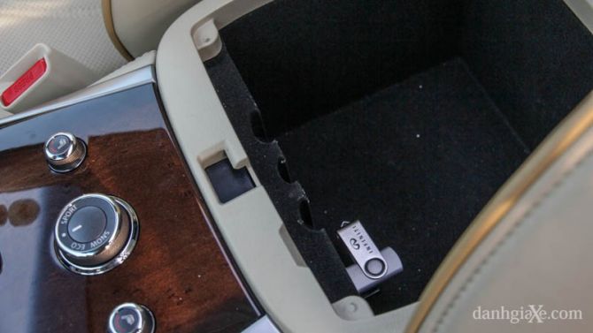 Hộc chứa đồ bên dưới gác tay hàng ghế trước