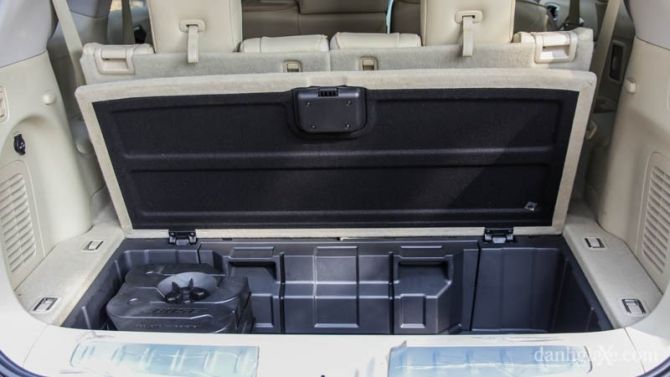 Hộc đồ khá sâu bên dưới khoang hành lý