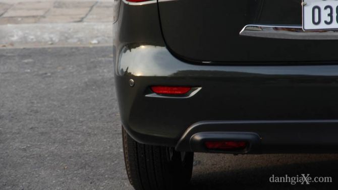Cụm ống xả của xe được giấu kín sau cản sau nhưng vẫn thể thao với cụm ống bô giả