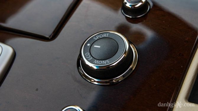 Bộ điều khiển lựa chọn chế độ vận hành Infiniti Drive Mode Selector cho phép người lái lựa chọn giữa các chế độ Tiêu chuẩn, Thể Thao, Tuyết hay Tiết kiệm đồng thời kiểm soát phản hồi của chân ga cũng như hoạt động của hệ thống truyền động.
