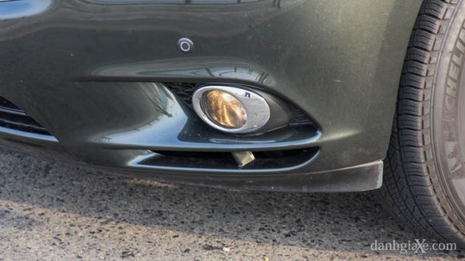 Đèn sương mù nằm trong hốc đèn có thiết kế thể thao