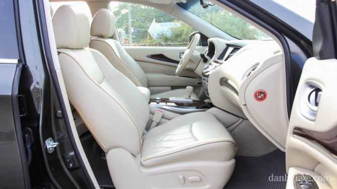 Xe được trang bị 3 tùy chọn màu nội thất và ghế da bao gồm màu. Ghế xe có thiết kế kích thước lớn sang trọng