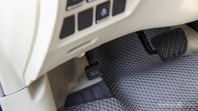 Phanh tay được đưa xuống dưới giúp tiết kiệm không gian