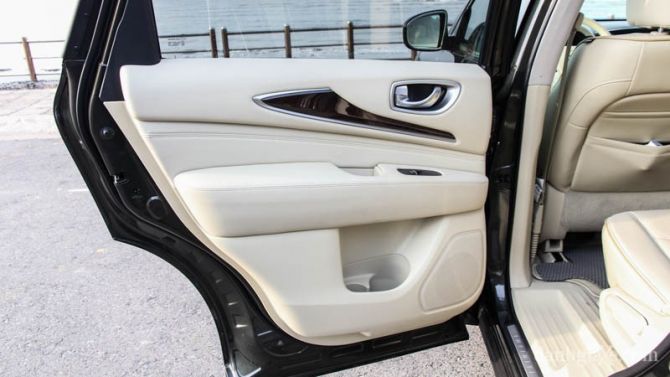 Hộc chứa đồ trên hai cửa sau xe