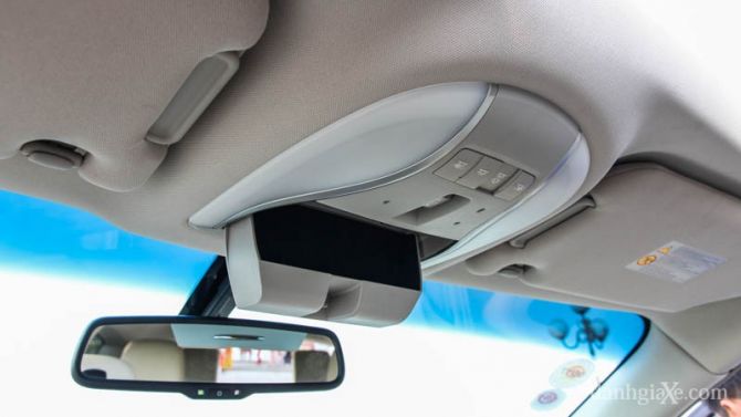 Đèn trần xe trung tâm hàng ghế trước với hộc để kiếng mát ở trần xe