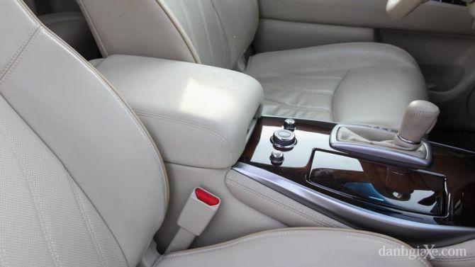 Tựa tay trung tâm kích thước lớn hàng ghế trước