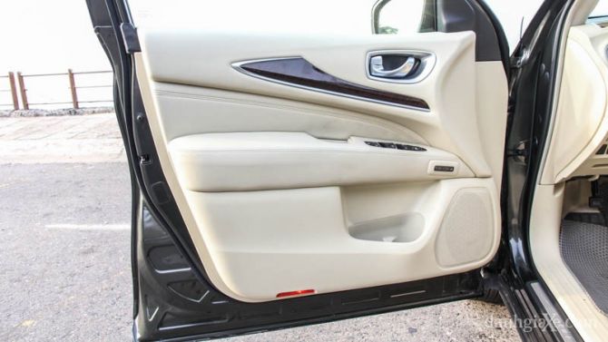 Hộc chứa đồ trên hai cửa trước xe