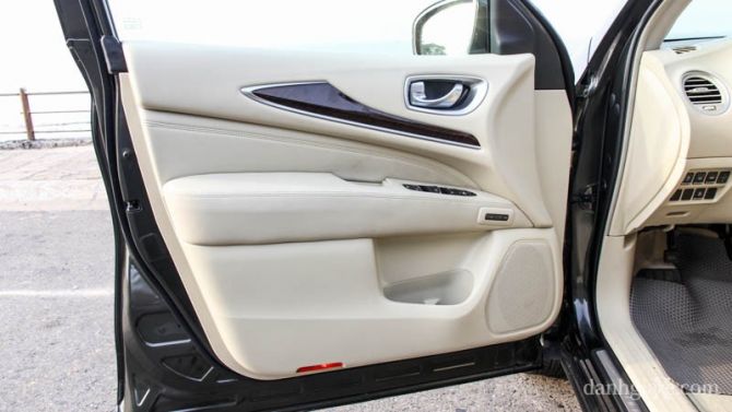 Các chất liệu sử dụng trên cửa xe tương tự bảng tablo mang đến sự sang trọng cho cabin xe