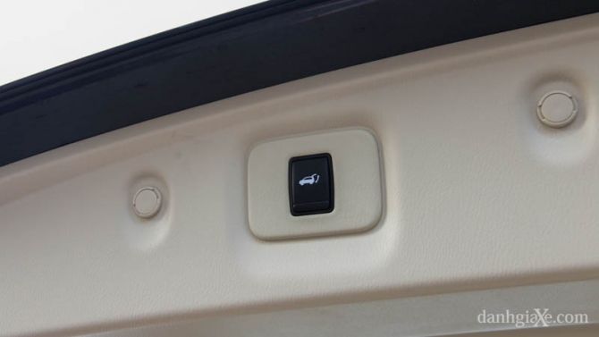 Cửa khoang hành lý đóng mở bằng điện