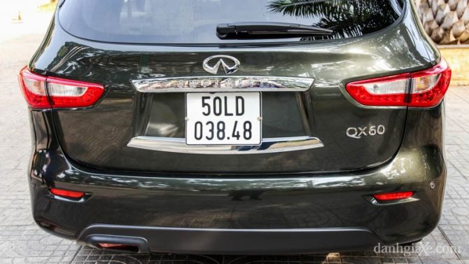 Thiết kế cản sau của xe và cụm đèn phản quang hai bên