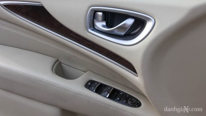 Các chi tiết ốp gỗ và lẫy mở cửa nhôm