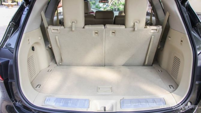 Khoang hành lý trên xe vẫn đủ rộng rãi cho các chu cầu sử dụng khi hàng ghế thứ 3 được sử dụng