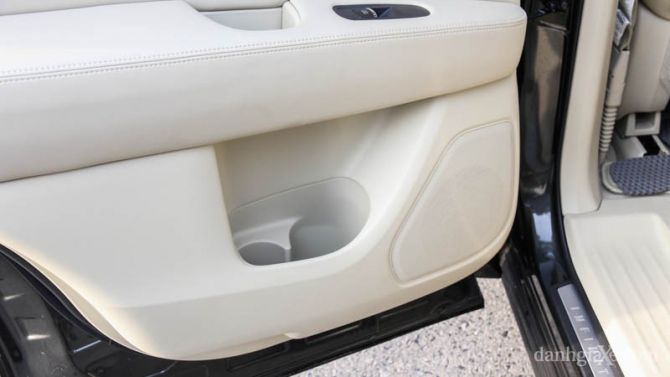 Hộc chứa đồ và loa trên cửa xe phía trước