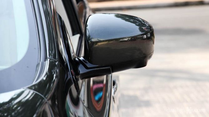 Gương chiếu hậu có chức năng sấy, điều chỉnh điện, gập điện và tự động nghiêng khi lùi xe.