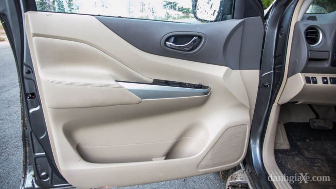 Cửa xe Navara có thiết kế bắt mắt với các chất liệu và đường nét liền mạch cabin xe