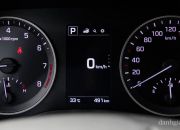 Màn hình LCD hiển thị trung tâm bảng đồng hồ có kích thước 4,2 inch hiển thị đầy đủ các thông tin vận hành của xe giúp tài xê nắm bắt nhanh các thông tin để lái xe tốt hơn. Các cài đặt, chức năng hiển thị trên bảng đồng hồ có thể điều khiển dễ dàng thông qua các nút bấm trên vô-lăng.