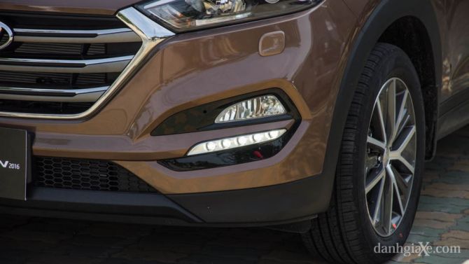 Tucson 2016 được trang bị đèn sương mù kết hợp với đèn LED chiếu sáng ban ngày Daytime Running Light (DRL) giúp làm tăng hiệu quả chiếu sáng cho xe, đặc biệt trong thời tiết xấu hay nhiều sương mù làm cản trở tầm nhìn..