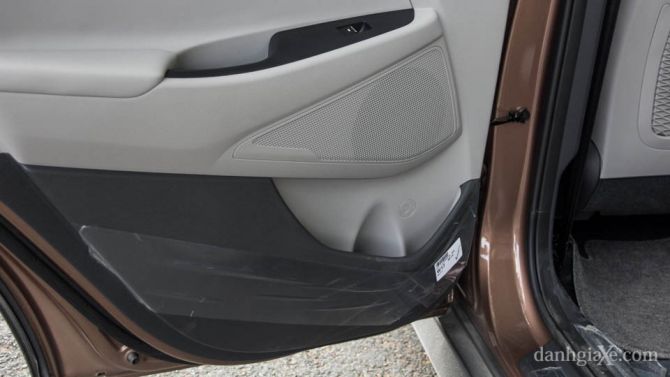 Hộc đồ trên hai cửa sau xe
