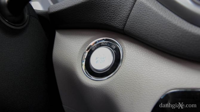 Nút bấm khởi động Start/Stop Engine trang bị cho cả hai phiên bản