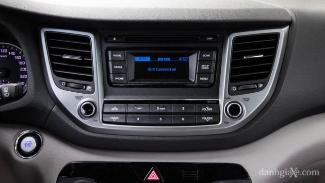 Hyundai Tucson được trang bị hệ thống giải trí CD/MP3/Radio
AM-FM, các cổng kết nối USB/AUX giúp kết nối thiết bị bên ngoài. Kết nối Bluetooth đàm thoại rảnh tay. 