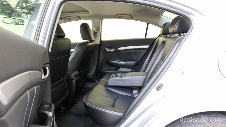 Hàng ghế sau của Civic 2016 thoải mái với những người có chiều cao 1,75m nhờ khoảng không gian trần xe và chỗ để chân thoải mái. Xe trang bị tựa tay trung tâm có hộc để ly nhưng chỉ trang bị tựa đầu cho 2 vị trí ghế ngồi.