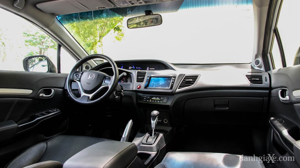 Đánh giá nội thất Civic 2016: Bảng tablo trên Honda Civic hoàn toàn tập trung về phía người lái giúp cho thao tác được thuận tiện hơn. Các phím bấm điều khiển trên bảng tablo trung tâm dạng phím bấm cứng.