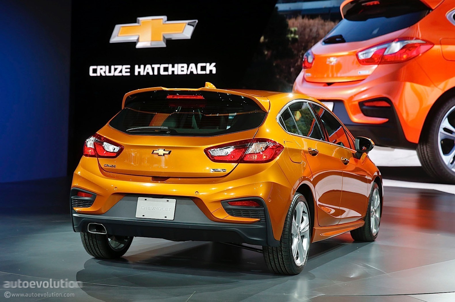 Chevrolet Cruze 2017 hatchback giá bao nhiêu? tiện nghi & vận hành 3