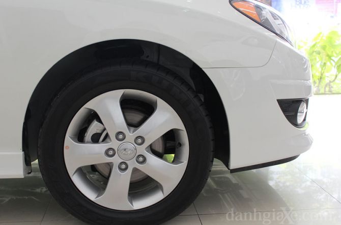 Phiên bản 1.6AT và 2.0AT trang bị bộ mâm hợp kim nhôm 16'' đi cùng bộ lốp có kích thước  205/55R16