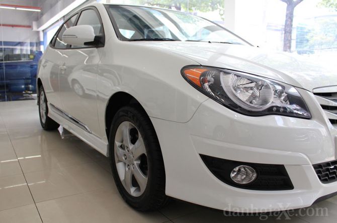 Thân xe vẫn giữ nguyên những đường gân dập nổi uốn lượn khá bắt mắt khi nhìn từ phía trước