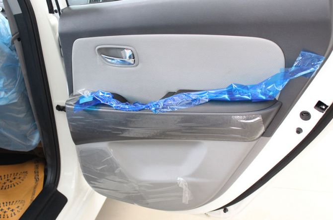 Cửa sau xe chỉ có hộc đựng rác nhỏ trên gác tay, người ngồi ở hàng ghế sau có thể bò đồ trên túi lưới lưng ghế trước
