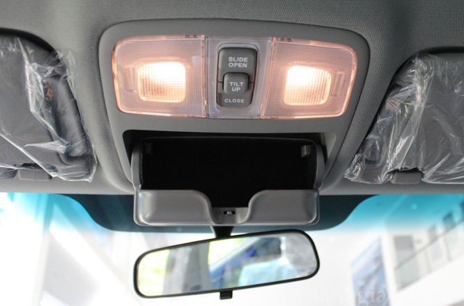 Hộc để kính nằm ở trần xe
