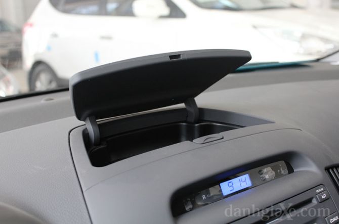 Hộc đồ có nắp đậy trên bản tablo