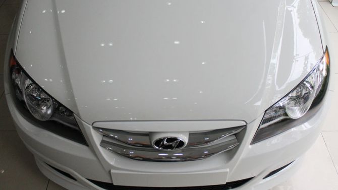 Đầu xe nhìn khá hiền với những đường cong mềm mại. Nắp capo vẫn giữ nguyên so với mẫu xe toàn cầu