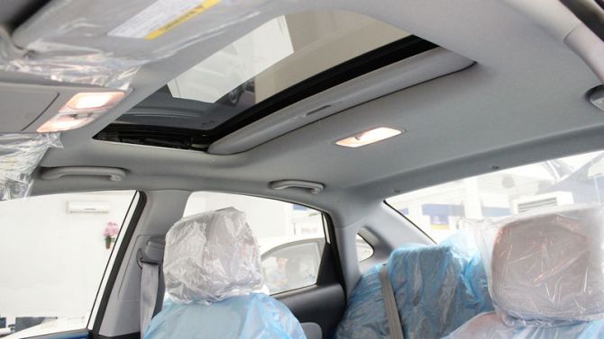 Cửa sổ trời diện tích lớn mang lại không gian thoáng đãng cho cabin xe khi mở ra