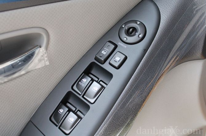Cụm nút điều khiển ở cửa tài xế