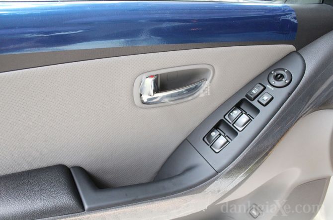 Gác tay và cụm nút điều khiển cửa kính và gương chiếu hậu ở cửa tài xế