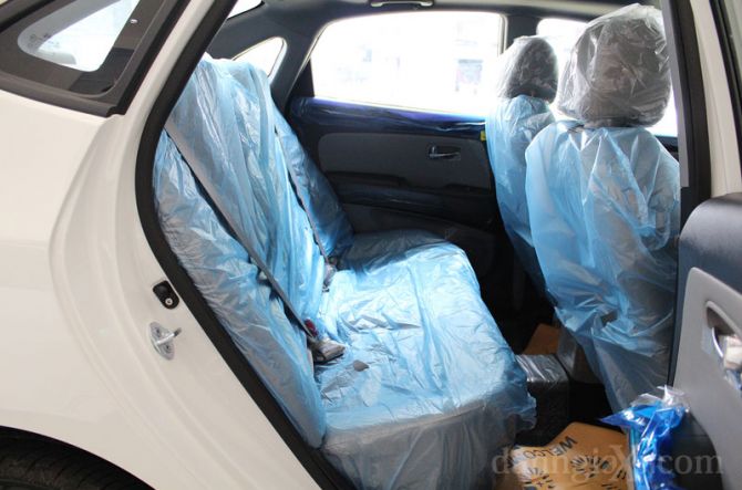 Hàng ghế sau khá rộng rãi và thoải mái nhờ xe có kích thước lớn