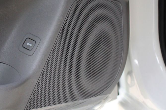 4 loa lớn ở 4 cửa xe